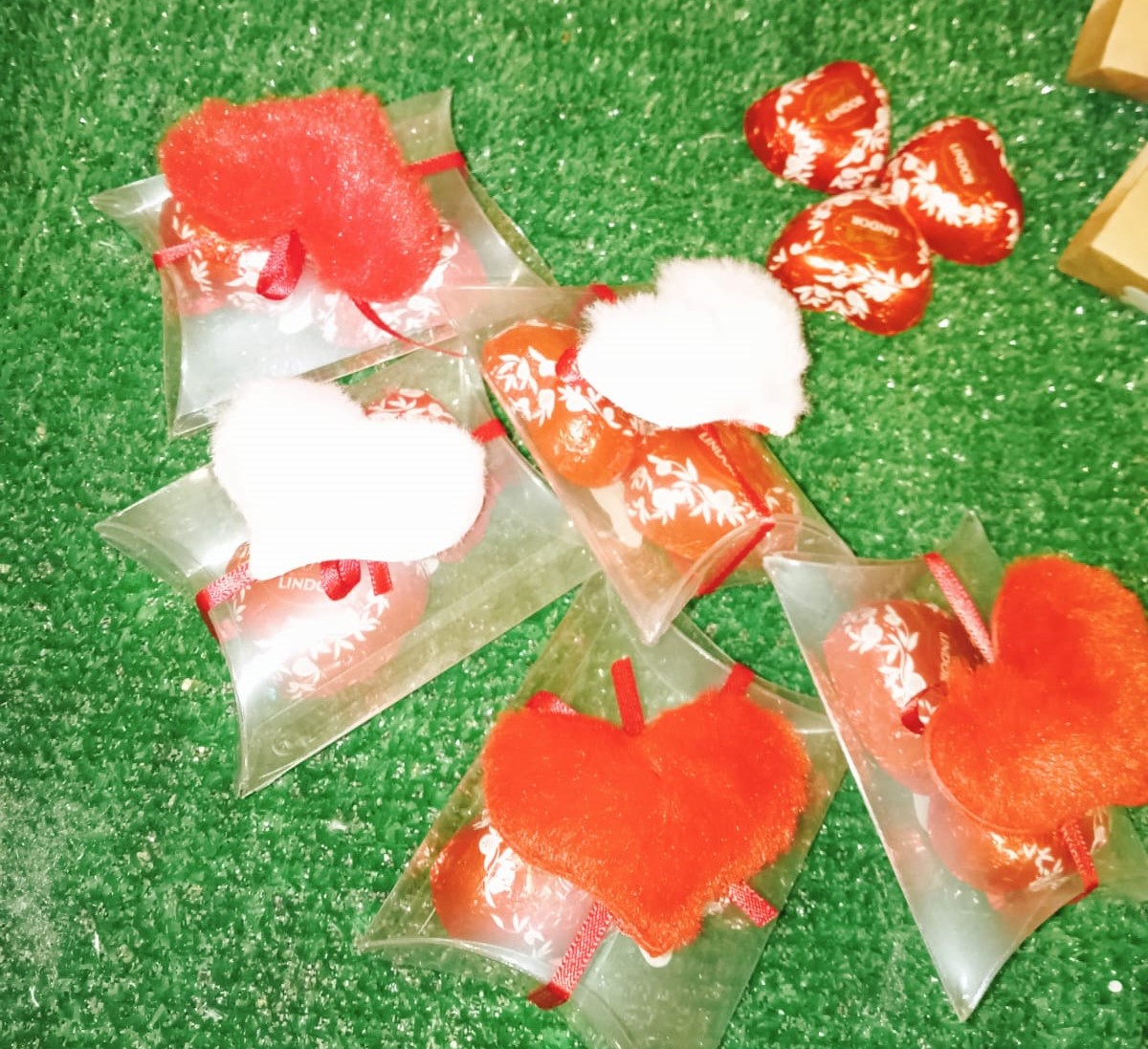 Scatolina con 2 cuori cioccolato Lindt e decorazione in peluche